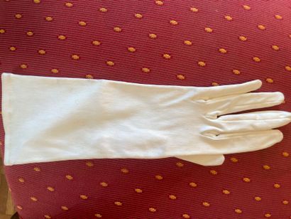 Lot de gants anciens.
(Usure et accidents...