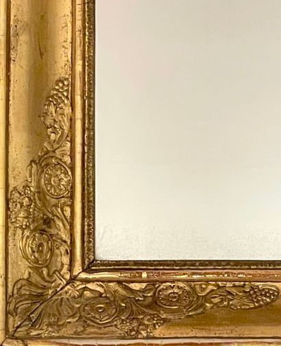 Miroir en bois doré à décor en relief de...