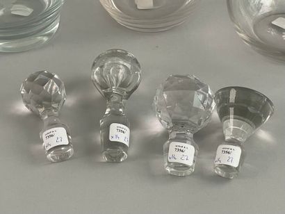 Réunion de cinq carafes en verre ou cristal,...