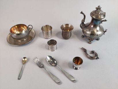 Ensemble en argent comprenant :
- Une tasse...