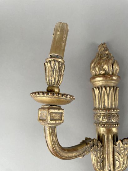 Paire d'appliques aux brandons en bois sculpté...