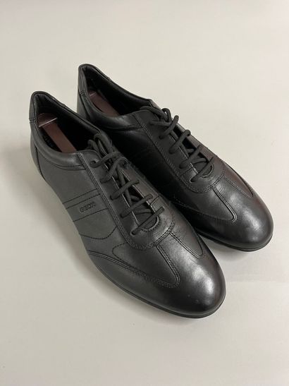 GEOX. 
Paire de chaussures en cuir noir,...