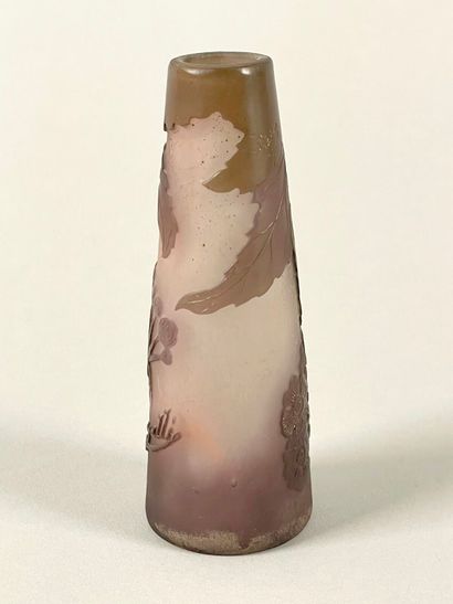 TRAVAIL FRANÇAIS.
Petit vase conique en verre...