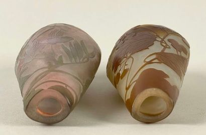 TRAVAIL FRANÇAIS.
Deux petits vases à col...
