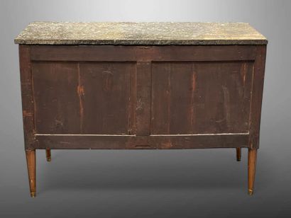 Commode en bois de placage à léger ressaut...