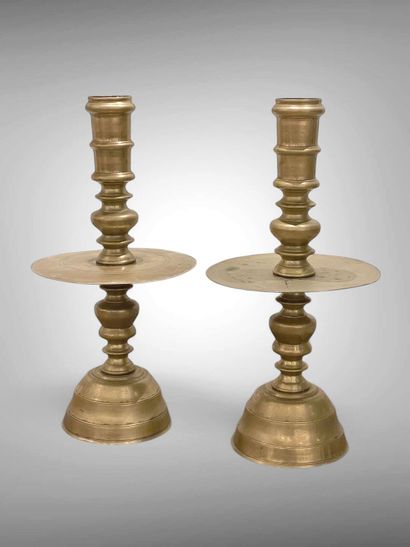 Paire de grands bougeoirs en bronze, base...
