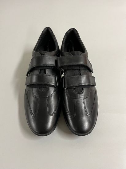 GEOX.
Paire de chaussures en cuir noir, semelles...