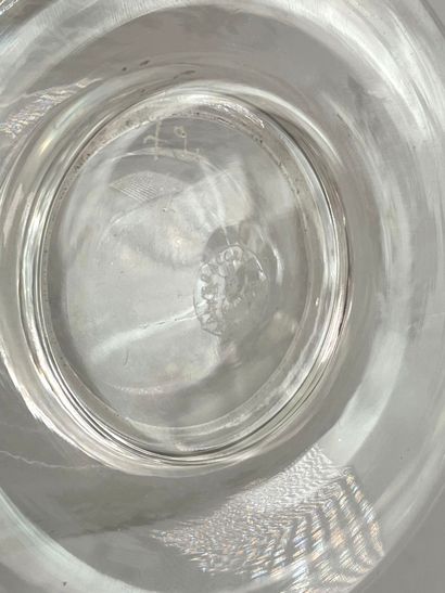 BACCARAT.
Carafe couverte en cristal à décor,...
