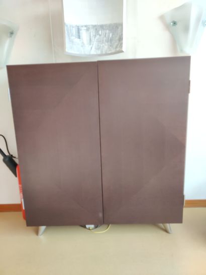 Cabinet en bois à deux portes et six tiroirs...