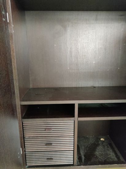 Cabinet en bois à deux portes et six tiroirs...