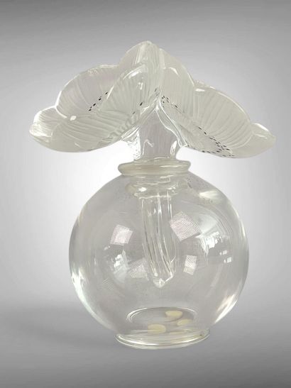 LALIQUE FRANCE.
Flacon de forme boule en...