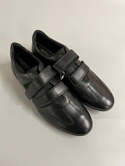 GEOX.
Paire de chaussures en cuir noir, semelles...