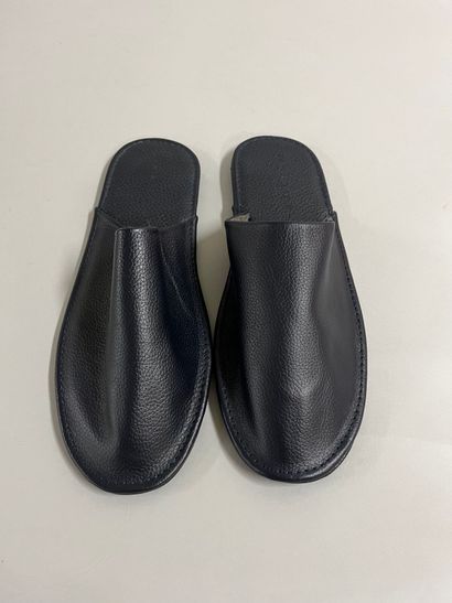 Paire de chaussures d'intérieur en cuir noir...