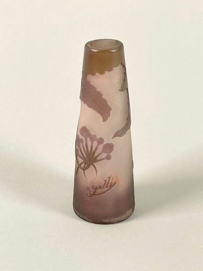 TRAVAIL FRANÇAIS.
Petit vase conique en verre...