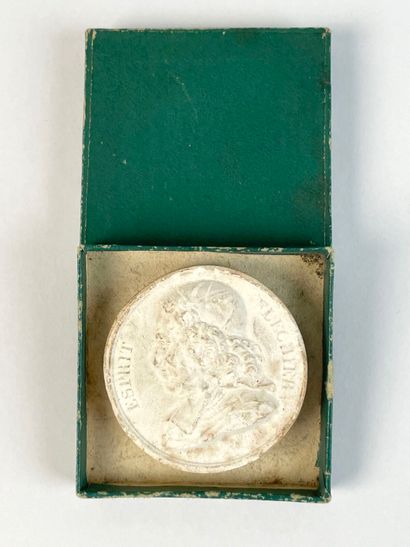 Médaillon en plâtre figurant en relief le...