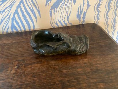 École moderne.
Chaussure.
Bronze patiné,...