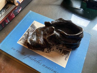 École moderne.
Chaussure.
Bronze patiné,...