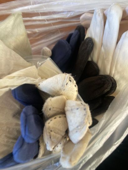 Lot de gants anciens.
(Usure et accidents...