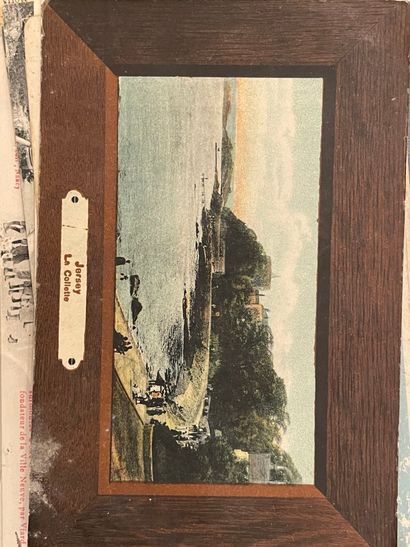 Environ cent-quatre-vingt dix cartes postales,...