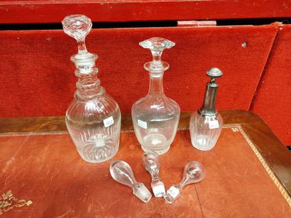 Réunion de trois carafes couvertes en verre,...