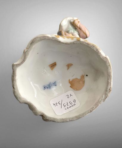 Lot comprenant deux sujets en porcelaine...