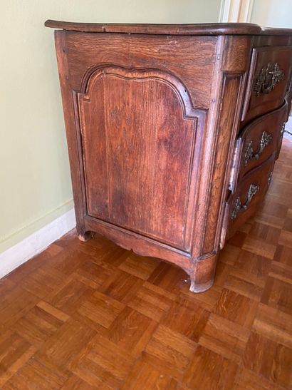 Commode à façade galbée et montants arrondis,...
