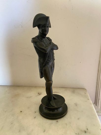 D'après PRADIER.
Napoléon Ier en uniforme...