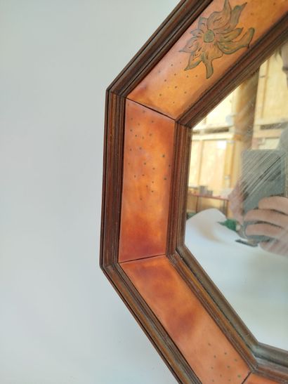 M. LARY.
Miroir octogonal.
Bois et métal...