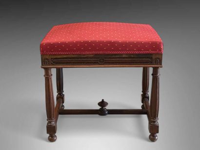 Tabouret en bois naturel, les pieds réunis...