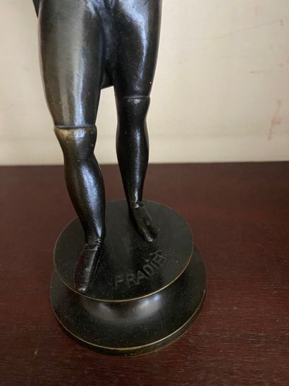 D'après PRADIER.
Napoléon Ier en uniforme...