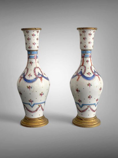 Dans le goût de Sèvres.
Paire de petits vases...