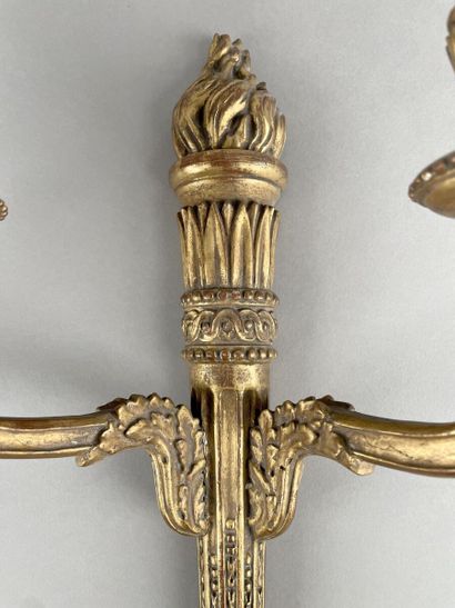 Paire d'appliques aux brandons en bois sculpté...
