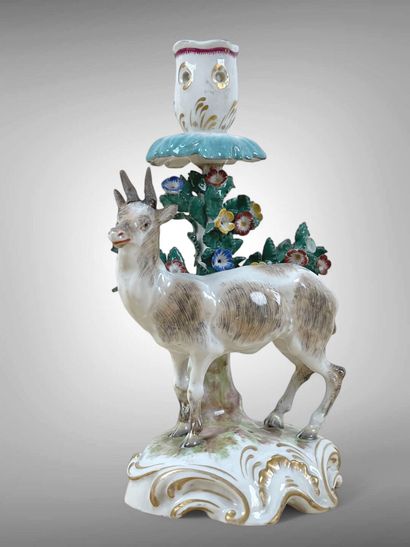 Dans le goût de MEISSEN.
Paire de flambeaux...