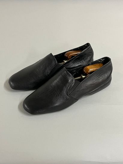 Paire de chaussures d'intérieur en cuir noir...