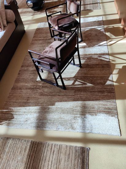 Réunion de quatre tapis en laine et soie...