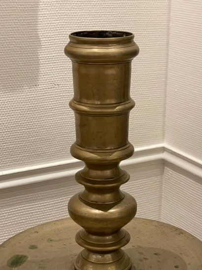 Paire de grands bougeoirs en bronze, base...