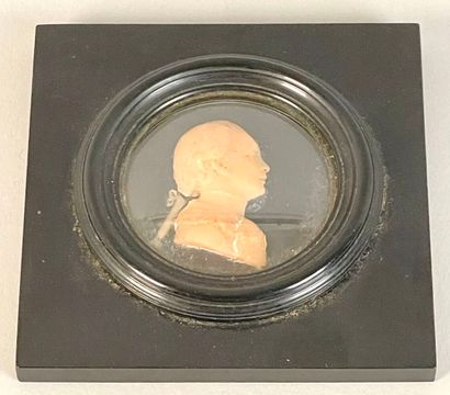 École du XIXe siècle.
Portrait de jeune homme...