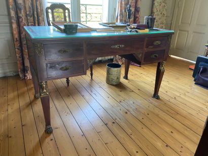 Bureau en placage, ouvrant par cinq tiroirs,...
