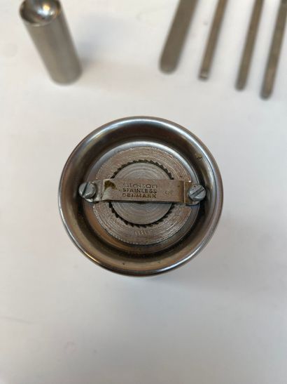 STELTON éditeur.
Partie de service en métal...
