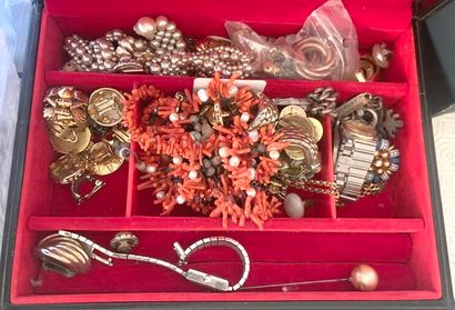 Boîte à bijoux contenant un lot de bijoux...