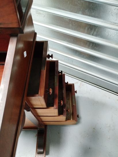 Petit bureau Davenport en bois, le plateau...