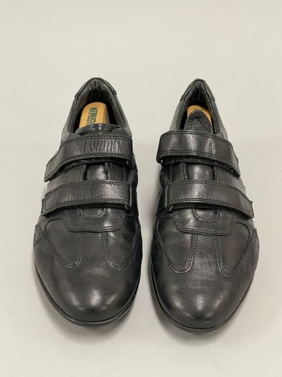 GEOX.
Paire de chaussures en cuir noir, semelles...