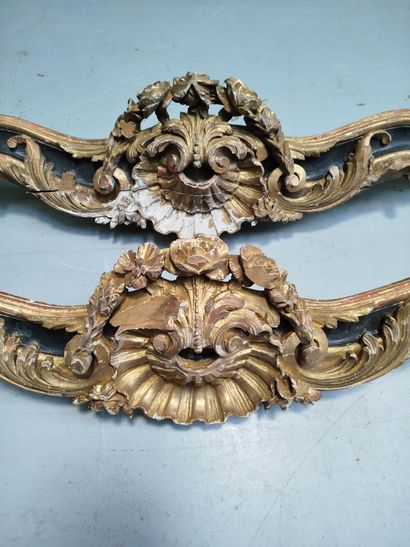 Paire de cantonnières en bois sculpté, laqué...