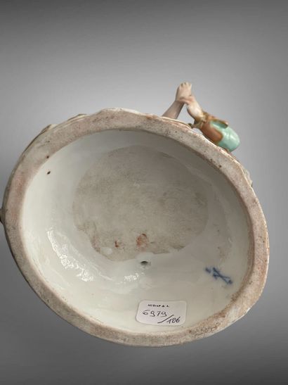 MEISSEN (dans le goût de).
Groupe en porcelaine...