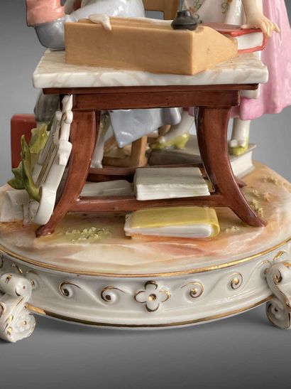 La leçon.
Groupe en porcelaine polychrome...