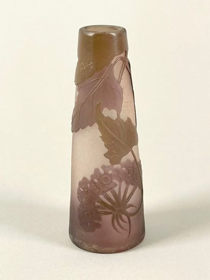 TRAVAIL FRANÇAIS.
Petit vase conique en verre...
