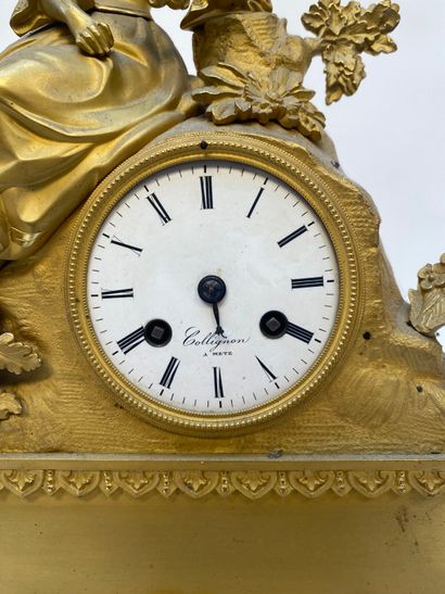 Pendule en régule doré à décor d'une femme...