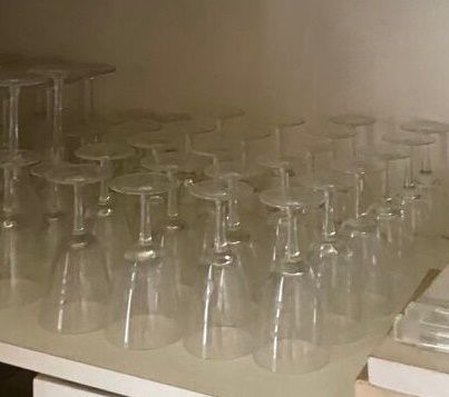 Parties de service de verres à décor feuillagé.
(Usure...