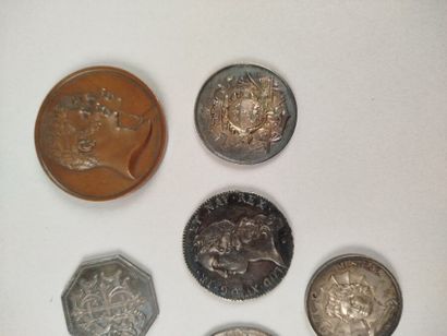 Réunion de médailles en bronze argenté et...