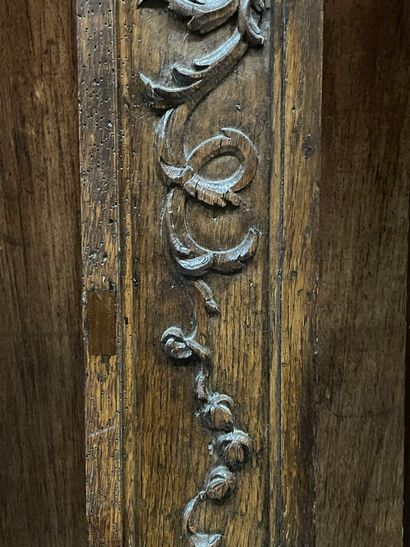 Paire de pilastres en chêne sculpté en bas-relief...
